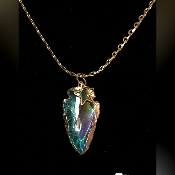 Hand Crafted Titanium Apple Green Quartz Hammered Arrowhead Pendant Necklace - Picture 4 of 6